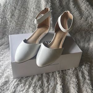 Dream Pairs Shoes- White Amiga Size 8 flats